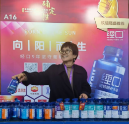 经口葡萄糖品牌为参会者派发 5000 瓶补能产品